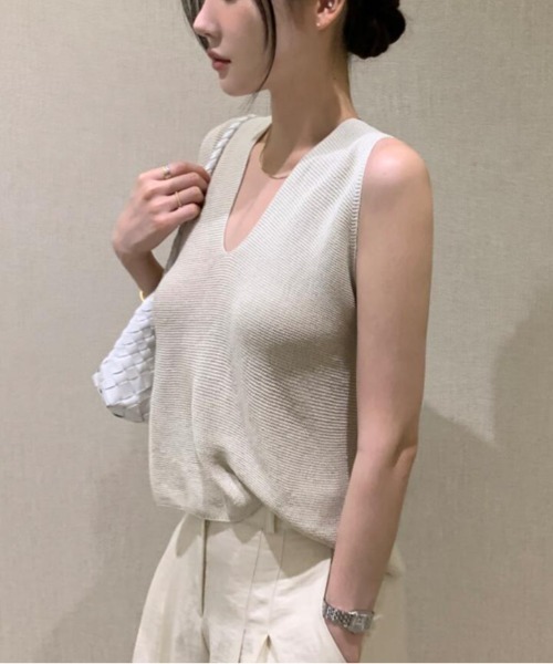semplice（センプリチェ）の「ノースリーブ V ネック ニットトップス（ニット/セーター・レディース・ベージュ/ネイビー/ホワイト・F）」の8枚目の写真