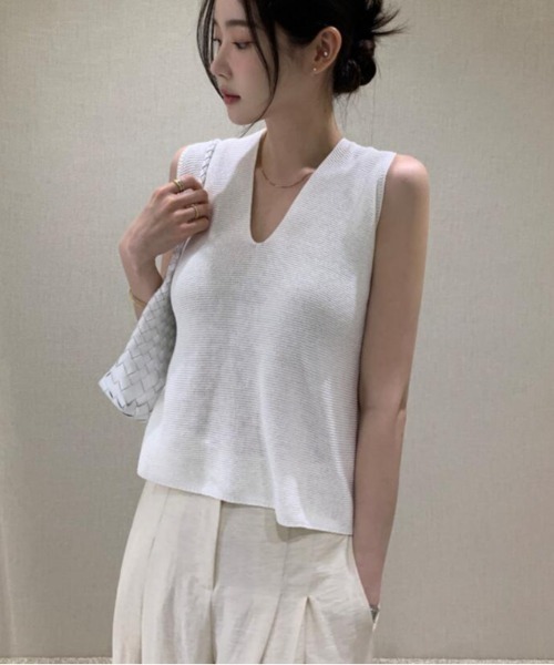semplice（センプリチェ）の「ノースリーブ V ネック ニットトップス（ニット/セーター・レディース・ベージュ/ネイビー/ホワイト・F）」の9枚目の写真