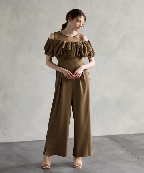 AIMER（エメ）の「【WEB限定】サテンオフショルダーオールインワンパーティードレス　結婚式　お呼ばれ　ドレス　20代 30代（パンツドレス・レディース・ブラック/モカ/ダルブルー系・MEDIUM/LARGE）」の4枚目の写真