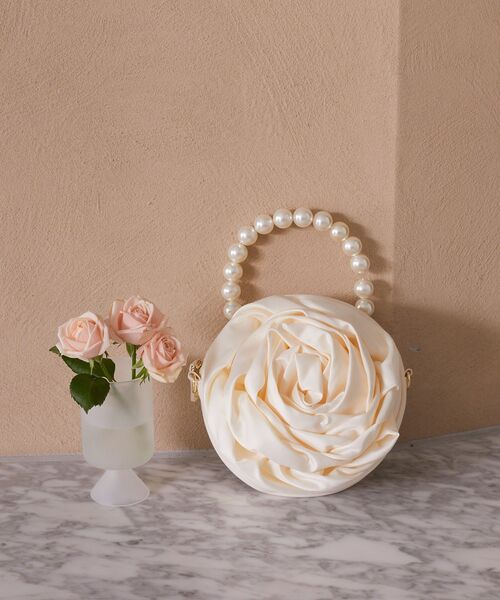 Maison de FLEUR（メゾンドフルール）の「ローズショルダーバッグ（ショルダーバッグ・レディース・アイボリー/ピンク・FREE）」の2枚目の写真