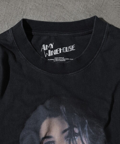 エイミー・ワインハウス直筆サイン入り超大型写真 Amazon.co.jp: 写真