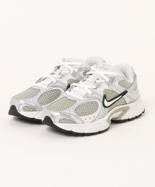 NIKE(ナイキ)の「《NIKE》ウィメンズV5 RNR(スニーカー・レディース・ホワイト系その他/ブラック×ブラック/グリーン系その他/ホワイト系その他2・24.5cm/24.0cm/23.5cm/23.0cm/22.5cm/25.0cm)」の4枚目の写真