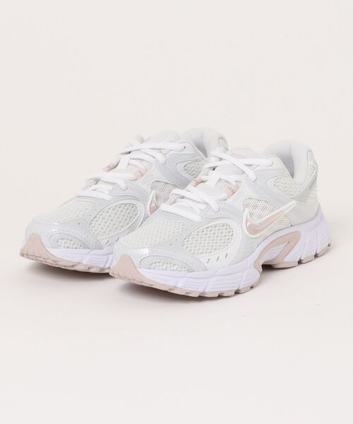 NIKE(ナイキ)の「《NIKE》ウィメンズV5 RNR(スニーカー・レディース・ホワイト系その他/ブラック×ブラック/グリーン系その他/ホワイト系その他2・24.5cm/24.0cm/23.5cm/23.0cm/22.5cm/25.0cm)」の3枚目の写真