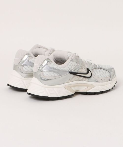 NIKE(ナイキ)の「《NIKE》ウィメンズV5 RNR(スニーカー・レディース・ホワイト系その他/ブラック×ブラック/グリーン系その他/ホワイト系その他2・24.5cm/24.0cm/23.5cm/23.0cm/22.5cm/25.0cm)」の6枚目の写真