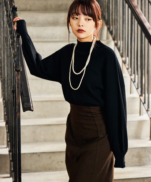 mysty woman(ミスティウーマン)の「袖ボリュームハイネックプルオーバー 611350(ニット/セーター・レディース・グレー/アイボリー/ブラック/グリーン/ブラウン/ライトブルー・FREE)」の2枚目の写真