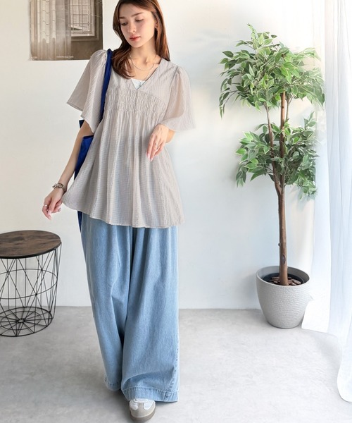 classicalelf（クラシカルエルフ）の「ふんわり、華奢見え。シャーリング切替フレアスリーブシアーブラウスチュニック（半袖）（シャツ/ブラウス・レディース・ブルー/ブラック/オフホワイト/グレイッシュベージュ・MEDIUM/LARGE/X-LARGE/SMALL）」の7枚目の写真