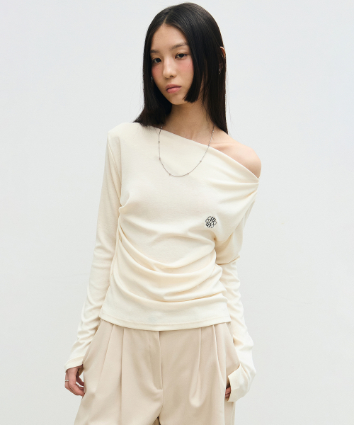 NICK&NICOLE(ニックアンドニコール)の「SHIRRING DRAPE BOAT NECK TOP_CREAM(Tシャツ/カットソー・レディース・その他・FREE)」の4枚目の写真