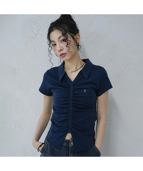 AVANDRESS(アバンドレス )の「VシャーリングカラーTシャツ - 4COL(Tシャツ/カットソー・レディース・ブラック/チャコール/ネイビー/ホワイト・SMALL/MEDIUM)」の1枚目の写真