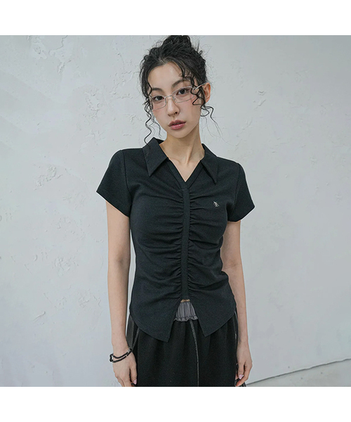 AVANDRESS(アバンドレス )の「VシャーリングカラーTシャツ - 4COL(Tシャツ/カットソー・レディース・ブラック/チャコール/ネイビー/ホワイト・SMALL/MEDIUM)」の3枚目の写真