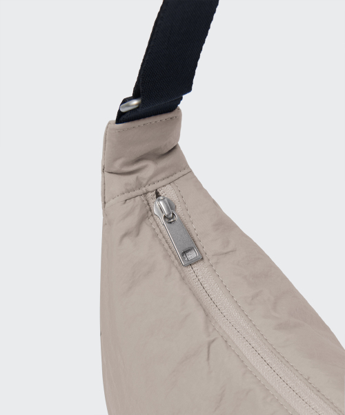 MUSINSA STANDARD（ムシンサスタンダード）の「クリンクルミニホボクロスバッグ [グレイッシュベージュ]（メッセンジャーバッグ・レディース・その他・FREE）」の6枚目の写真