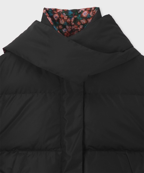 PS Paul Smith(ピーエスポールスミス)の「ウィメンズ "Tea Floral" ボンネットフード ショートダウン / 255351 JK355(ダウンジャケット/コート・レディース・ブラック・40)」の2枚目の写真