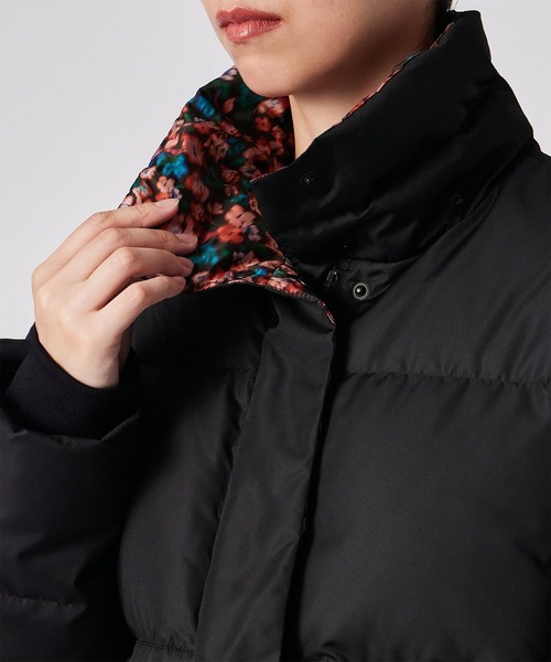 PS Paul Smith(ピーエスポールスミス)の「ウィメンズ "Tea Floral" ボンネットフード ショートダウン / 255351 JK355(ダウンジャケット/コート・レディース・ブラック・40)」の8枚目の写真