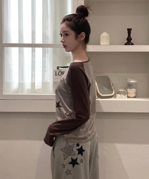 CHICKS(チックス)の「ナインスタ スタッズ ワンショルダー 配色 ロングスリーブ ベージュ(Tシャツ/カットソー・レディース・ベージュ・FREE)」の2枚目の写真
