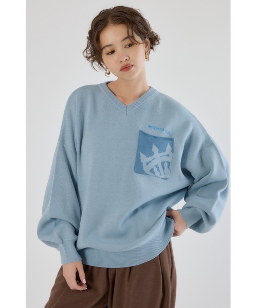 RODEO CROWNS WIDE BOWL(ロデオクラウンズワイドボウル)の「バックバイカラーロゴニットトップス(ニット/セーター・レディース・ブルー系その他/ホワイト系その他/ブラック系その他/ピンク系その他・FREE)」の1枚目の写真