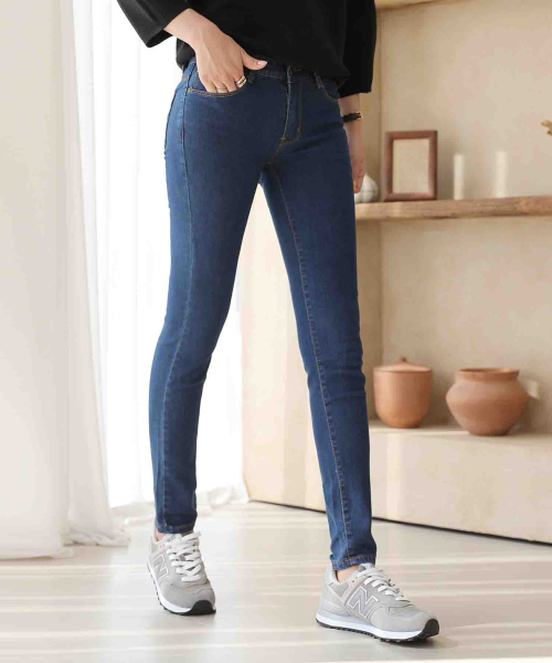 BBAEBBAE（ペッペ）の「スポーティなスリムフィットスキニーデニムパンツ（デニムパンツ・レディース・ブルー・SMALL/MEDIUM）」の2枚目の写真