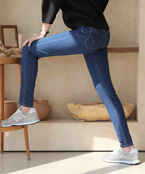 BBAEBBAE（ペッペ）の「スポーティなスリムフィットスキニーデニムパンツ（デニムパンツ・レディース・ブルー・SMALL/MEDIUM）」の5枚目の写真