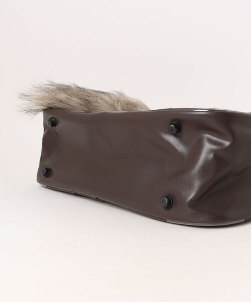 GYDA(ジェイダ)の「【GYDA/ジェイダ】 ファーチャーム付き合皮スクールボストンバッグ(ボストンバッグ・レディース・ブラウン/ブラック・FREE)」の4枚目の写真