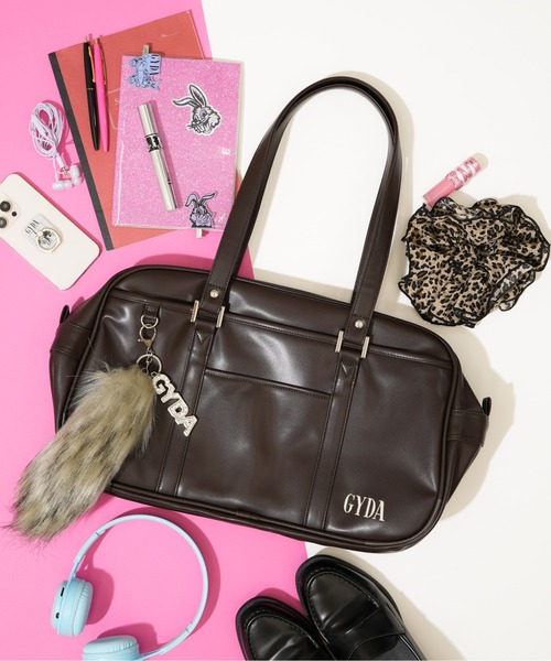 GYDA(ジェイダ)の「【GYDA/ジェイダ】 ファーチャーム付き合皮スクールボストンバッグ(ボストンバッグ・レディース・ブラウン/ブラック・FREE)」の2枚目の写真