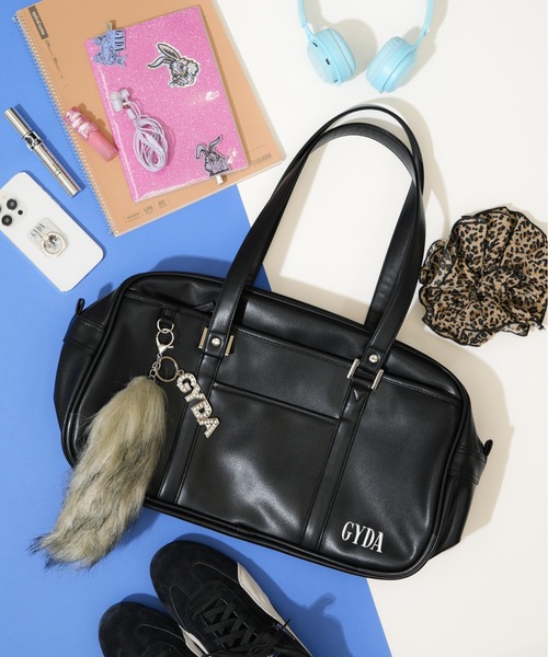 GYDA(ジェイダ)の「【GYDA/ジェイダ】 ファーチャーム付き合皮スクールボストンバッグ(ボストンバッグ・レディース・ブラウン/ブラック・FREE)」の1枚目の写真