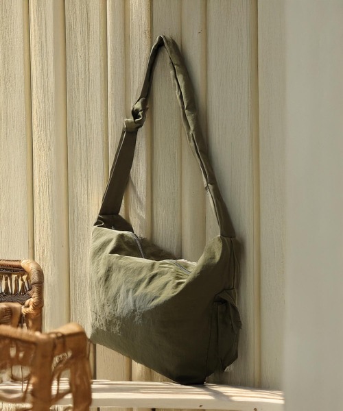 1111clothing（ワンフォークロージング）の「ツイストショルダーバッグ / Twist Shoulder Bag（ショルダーバッグ・メンズ・グリーン/ブラック・FREE）」の2枚目の写真