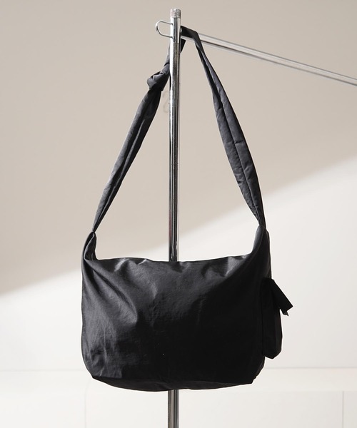 1111clothing（ワンフォークロージング）の「ツイストショルダーバッグ / Twist Shoulder Bag（ショルダーバッグ・メンズ・グリーン/ブラック・FREE）」の4枚目の写真