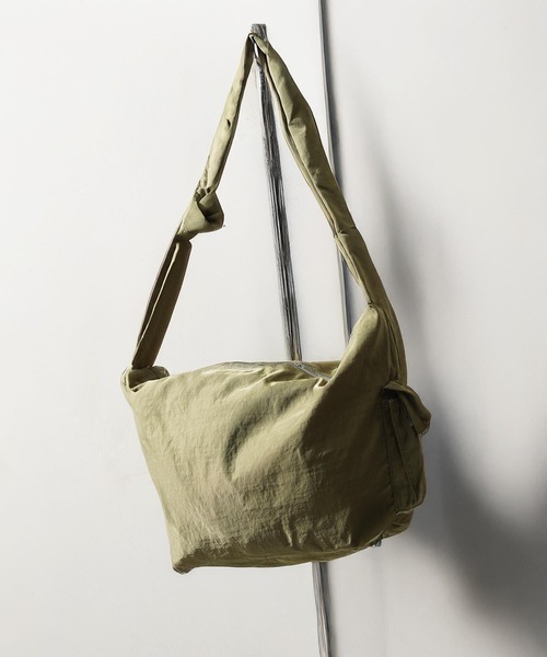 1111clothing（ワンフォークロージング）の「ツイストショルダーバッグ / Twist Shoulder Bag（ショルダーバッグ・メンズ・グリーン/ブラック・FREE）」の6枚目の写真