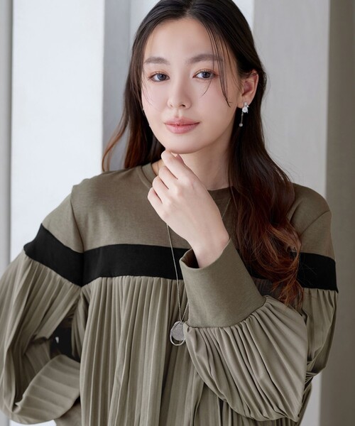 Tiaclasse（ティアクラッセ）の「配色ラインプリーツプルオーバー（Tシャツ/カットソー・レディース・カーキ/ベージュ/ブラック・FREE）」の12枚目の写真
