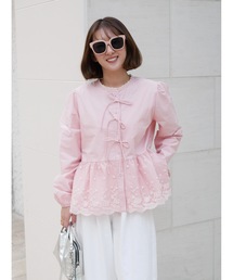 BeBeoD（べベッド）の「レースぺプラムリボンフロントデザインブラウス（シャツ/ブラウス）」