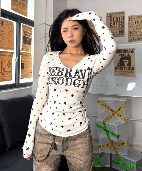 AsheKsha(アシクシャ)の「Vネック長袖スリムフィット万能トップス(Tシャツ/カットソー・レディース・ホワイト/ダークグレー・M)」の13枚目の写真
