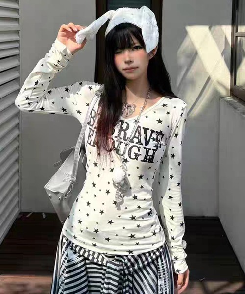 AsheKsha(アシクシャ)の「Vネック長袖スリムフィット万能トップス(Tシャツ/カットソー・レディース・ホワイト/ダークグレー・M)」の4枚目の写真