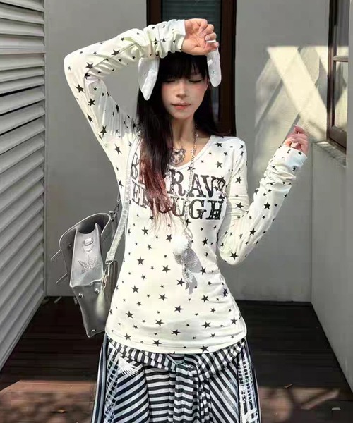 AsheKsha(アシクシャ)の「Vネック長袖スリムフィット万能トップス(Tシャツ/カットソー・レディース・ホワイト/ダークグレー・M)」の5枚目の写真