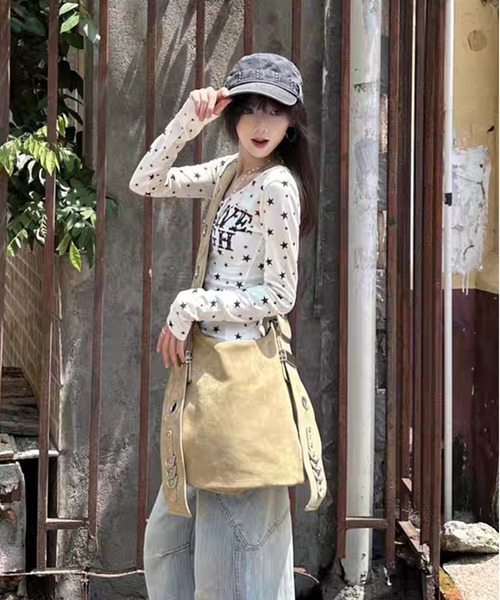 AsheKsha(アシクシャ)の「Vネック長袖スリムフィット万能トップス(Tシャツ/カットソー・レディース・ホワイト/ダークグレー・M)」の7枚目の写真