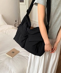 HEILIS（ヘイリス）の「パフィ―ポケットショルダーバッグ / A4 パフィー 黒 ネイビー ピンク ブラック アイボリー ベージュ 多収納 ショルダーバッグ ノームコア カジュアル 韓国 シティガール 通勤 通学 推し活グッズ収納 イベント ノートパソコン マザーズバッグ トラベルバッグ（ショルダーバッグ）」