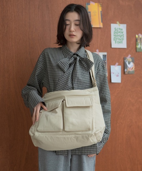 HEILIS(ヘイリス)の「パフィ―ポケットショルダーバッグ / A4 パフィー 黒 ネイビー ピンク ブラック アイボリー ベージュ 多収納 ショルダーバッグ ノームコア カジュアル 韓国 シティガール 通勤 通学 推し活グッズ収納 イベント ノートパソコン マザーズバッグ トラベルバッグ(ショルダーバッグ・レディース・ピンク/ネイビー/アイボリー/ブラック・FREE)」の22枚目の写真