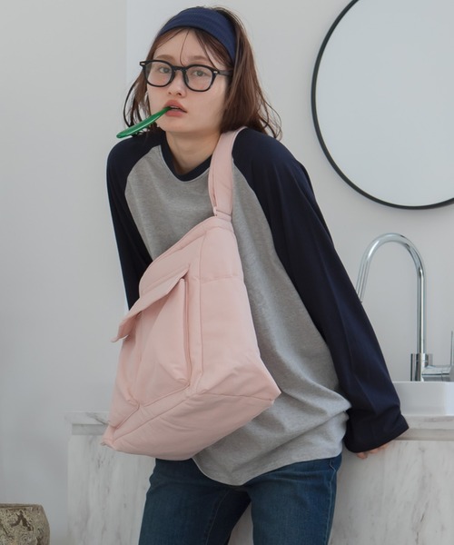 HEILIS(ヘイリス)の「パフィ―ポケットショルダーバッグ / A4 パフィー 黒 ネイビー ピンク ブラック アイボリー ベージュ 多収納 ショルダーバッグ ノームコア カジュアル 韓国 シティガール 通勤 通学 推し活グッズ収納 イベント ノートパソコン マザーズバッグ トラベルバッグ(ショルダーバッグ・レディース・ピンク/ネイビー/アイボリー/ブラック・FREE)」の14枚目の写真