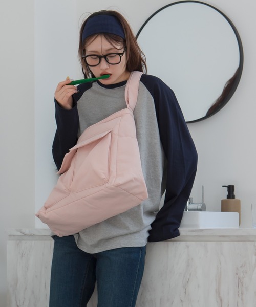 HEILIS(ヘイリス)の「パフィ―ポケットショルダーバッグ / A4 パフィー 黒 ネイビー ピンク ブラック アイボリー ベージュ 多収納 ショルダーバッグ ノームコア カジュアル 韓国 シティガール 通勤 通学 推し活グッズ収納 イベント ノートパソコン マザーズバッグ トラベルバッグ(ショルダーバッグ・レディース・ピンク/ネイビー/アイボリー/ブラック・FREE)」の13枚目の写真