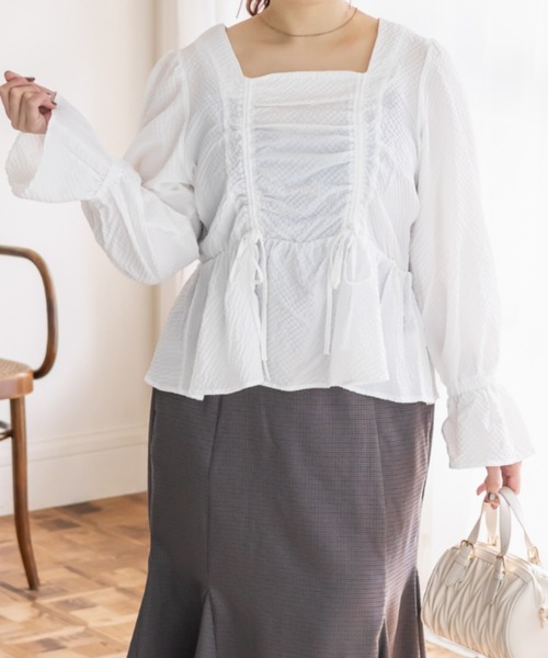 CLETTE(クレット)の「CLETTEオリジナルスクエアネックシャーリングブラウス(シャツ/ブラウス・レディース・ブラック/オフホワイト/ブルー・4L/3L/LL)」の4枚目の写真