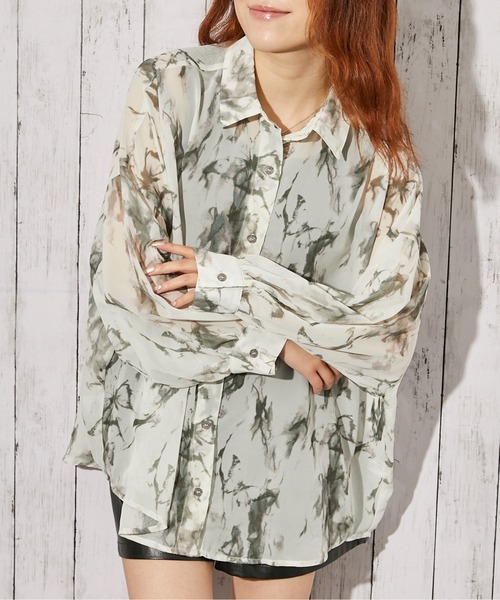 GORGE（ゴージ）の「《シアー・インナー付き》チョウ柄シャツ／モードカジュアル／春夏／全2色（シャツ/ブラウス・レディース・グレー/グリーン・F）」の2枚目の写真