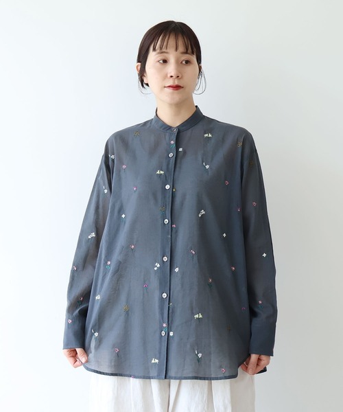 yuni（ユニ ）の「◎草花多色刺繍 ノーカラーブラウス（シャツ