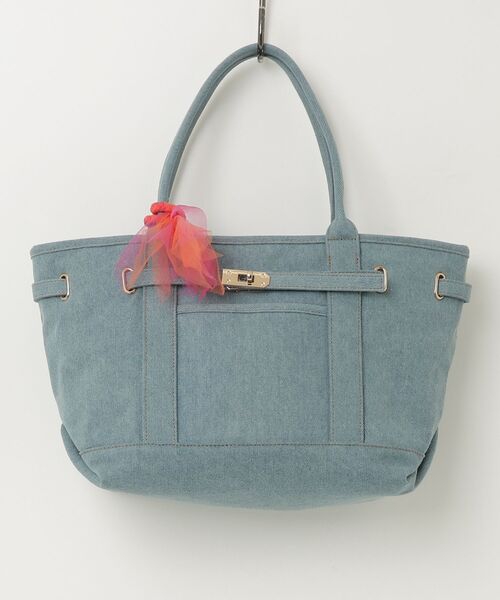 fredy emue（フレディエミュ）の「金具ベルトデニムトートバッグ（ショルダーバッグ・レディース・アイボリー/サックスブルー・FREE）」の2枚目の写真