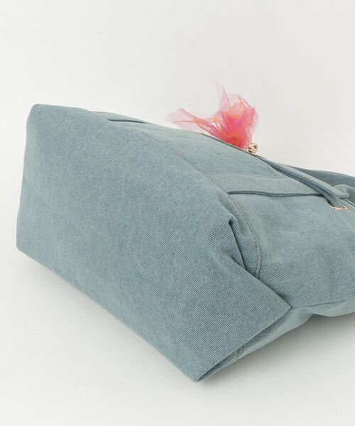 fredy emue（フレディエミュ）の「金具ベルトデニムトートバッグ（ショルダーバッグ・レディース・アイボリー/サックスブルー・FREE）」の4枚目の写真