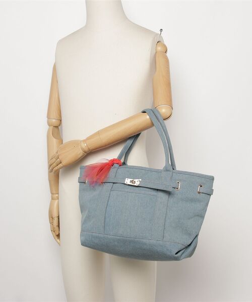 fredy emue（フレディエミュ）の「金具ベルトデニムトートバッグ（ショルダーバッグ・レディース・アイボリー/サックスブルー・FREE）」の6枚目の写真
