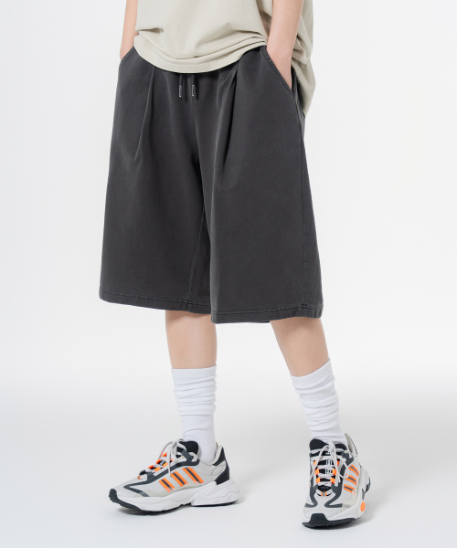 MOZMOZ(モズモズ)の「ピグメントワンタックワイドトレーニングショートパンツチャコール(その他パンツ・レディース・その他・1/2/3)」の1枚目の写真