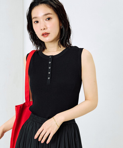FREAK'S STORE（フリークスストア）の「限定展開　クールタッチ ヘンリーネック ノースリーブ ニット トップス（ニット/セーター・レディース・ベージュ/ブラック/レッド/ナチュラル/グレー/ブルー・ﾌﾘ-）」の2枚目の写真