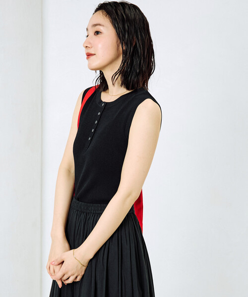 FREAK'S STORE（フリークスストア）の「限定展開　クールタッチ ヘンリーネック ノースリーブ ニット トップス（ニット/セーター・レディース・ベージュ/ブラック/レッド/ナチュラル/グレー/ブルー・ﾌﾘ-）」の22枚目の写真
