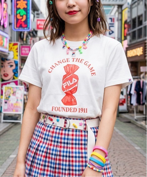 FILA(フィラ)の「S/S T-SHIRTS / グラフィックベイビーTシャツ(Tシャツ/カットソー・レディース・ホワイト/サックスブルー/ブラック・XL/L/M)」の1枚目の写真