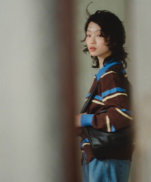 INOIE（イノイエ）の「[INOIE］マルチボーダー・ポロ襟ニットカーディガン（ニット/セーター・レディース・ブラウン・LARGE/MEDIUM）」の2枚目の写真