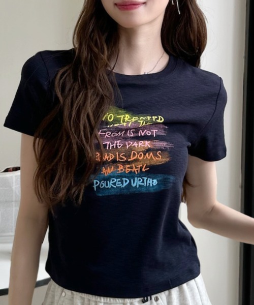 Ada.(エイダ)の「マルチカラー ペイント ロゴ グラフィック Tシャツ(Tシャツ/カットソー・レディース・ホワイト/ネイビー/グレー/ライトブルー・FREE)」の4枚目の写真