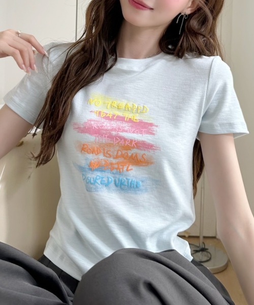 Ada.(エイダ)の「マルチカラー ペイント ロゴ グラフィック Tシャツ(Tシャツ/カットソー・レディース・ホワイト/ネイビー/グレー/ライトブルー・FREE)」の1枚目の写真