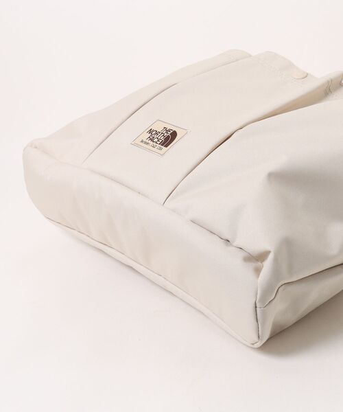THE NORTH FACE(ザノースフェイス)の「国内未発売 THE NORTH FACE(ザ ノース フェイス) / トートバッグ / ショルダーバッグ / WL TRIG BAG / トリッグバッグ(トートバッグ・レディース・クリーム/ブラック・FREE)」の12枚目の写真